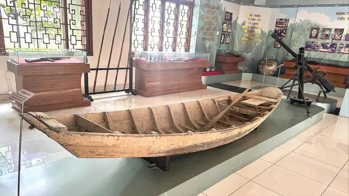 Chiếc xuồng ba lá quân dân Vùng Bưng dùng trong kháng chiến