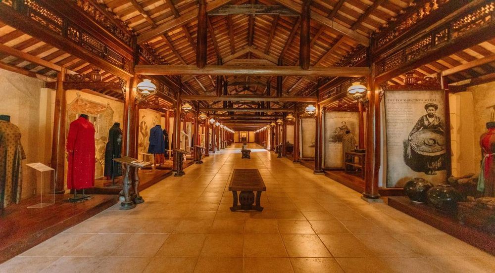 Hành lang nhà rường gỗ trong bảo tàng