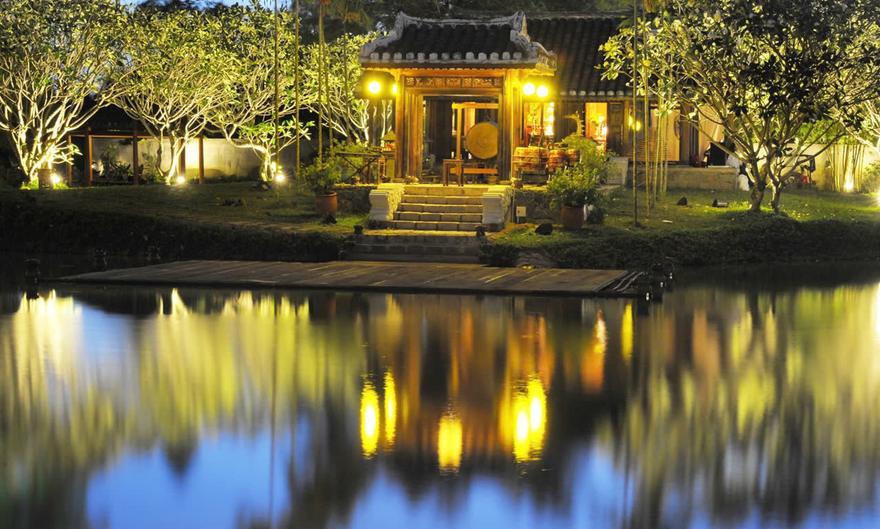 Nhà cổ soi bóng bên sông